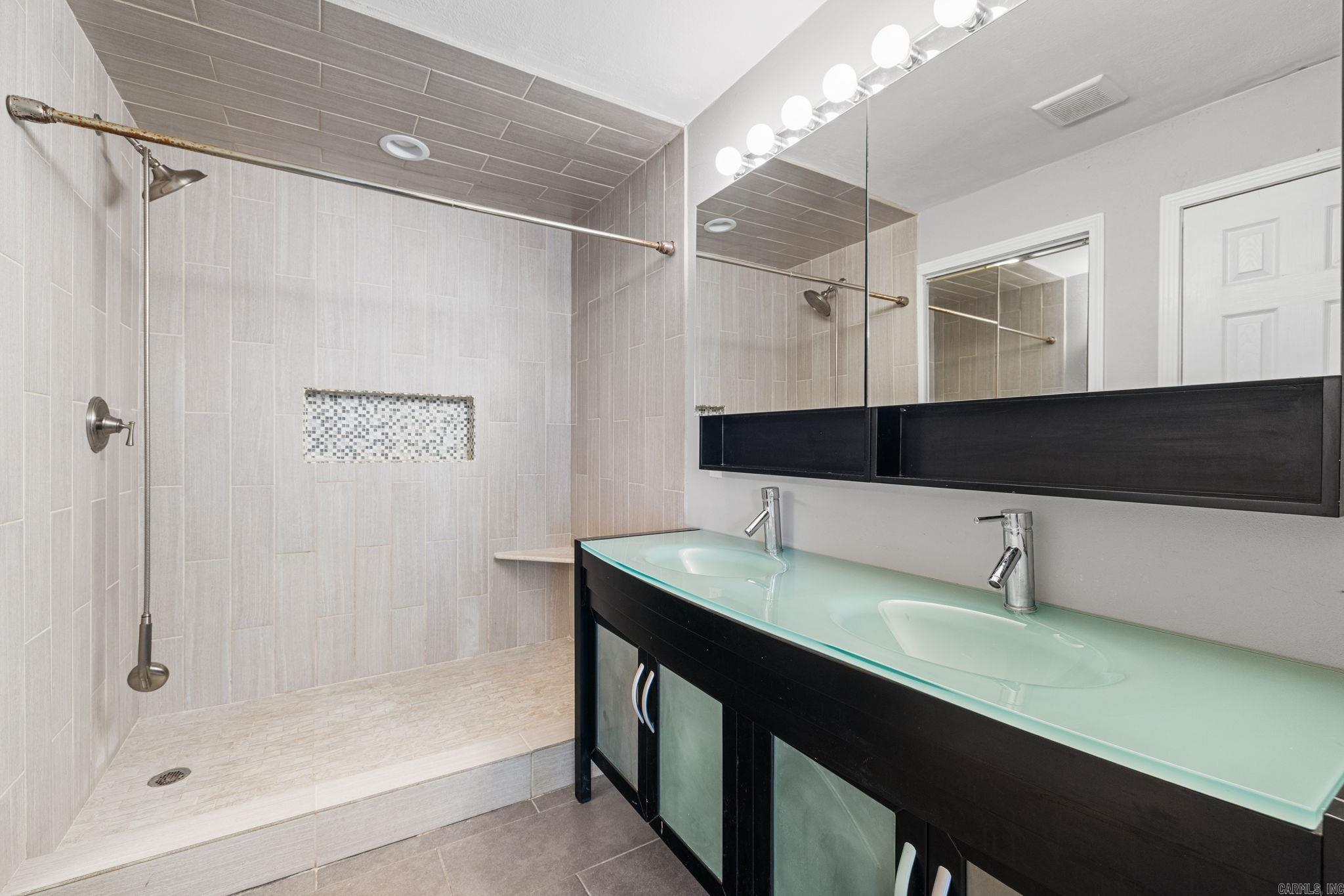 SADDLETOP - Residential