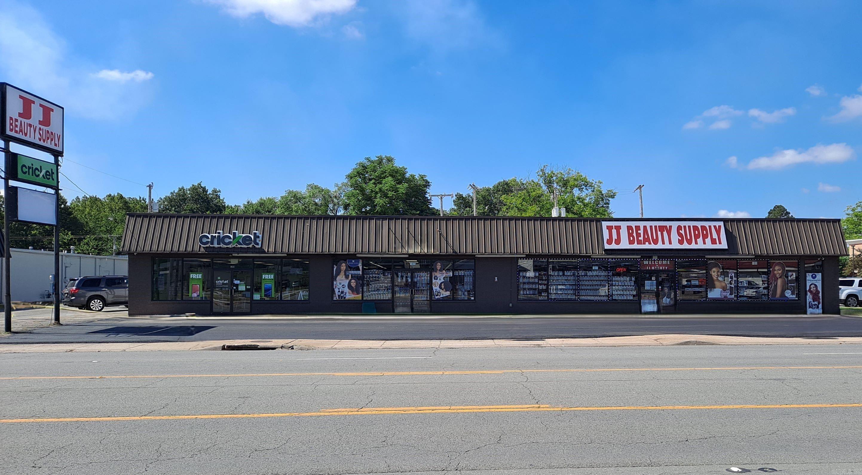 Prime investment opportunity located on Oak Street in Central Conway. This +/- 10,032 SF multitenant retail building is situated on a high-visibility corridor with traffic counts of approximately 22,000 vehicles per day. Property is fully leased and is priced at a 10% cap rate.