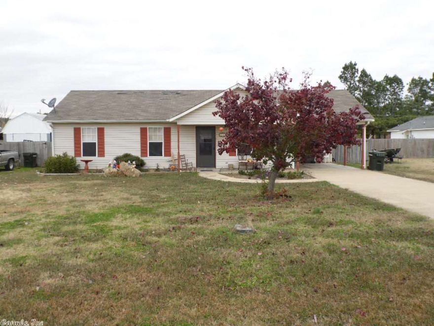 Quaint 3 bedroom/2 bath house in the Westside School District.  All electric home with wooden privacy fence.  New paint throughout the home.  Nice sized eat in kitchen.  Would be the perfect starter home!  Please call today for a private showing.
