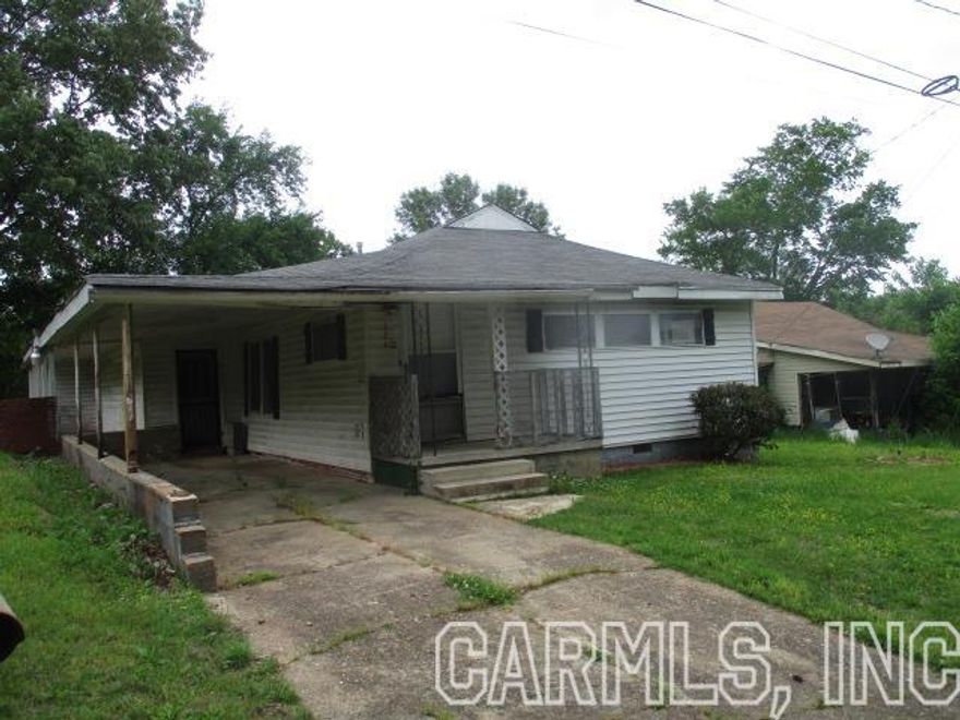 Small and easy to care for yard.  Ready to move into.  If you need quick housing, this is the place for you.