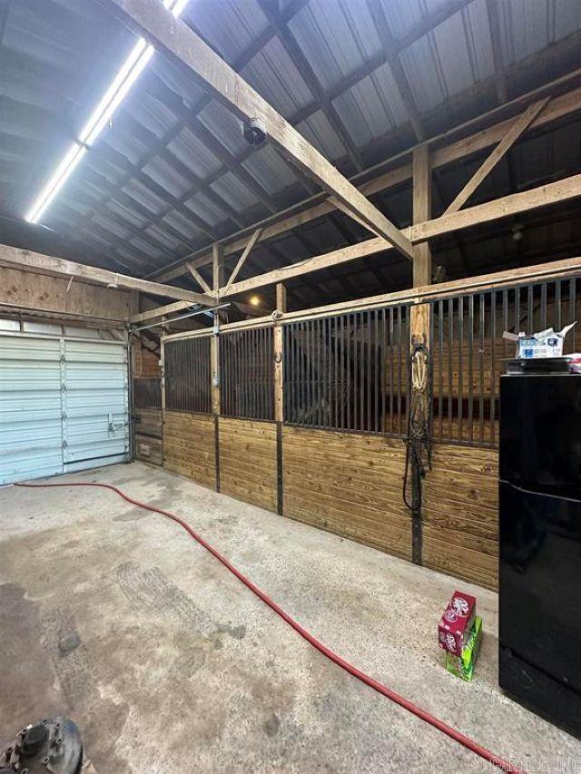 Alexander-Benton - Land