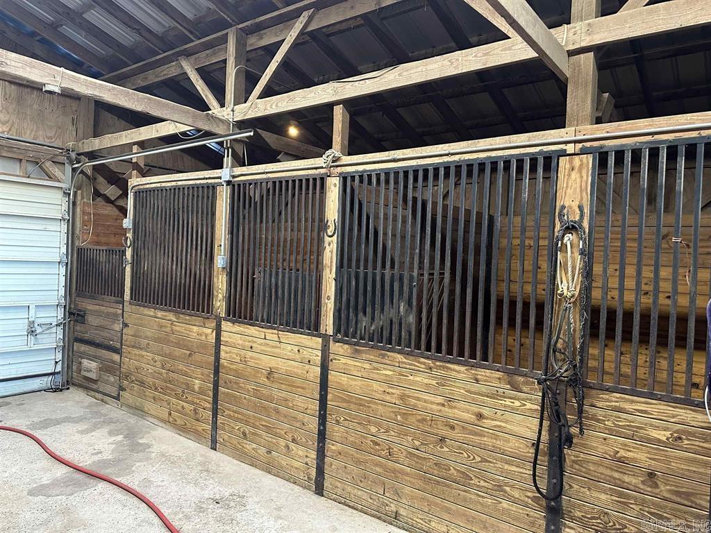 Alexander-Benton - Land