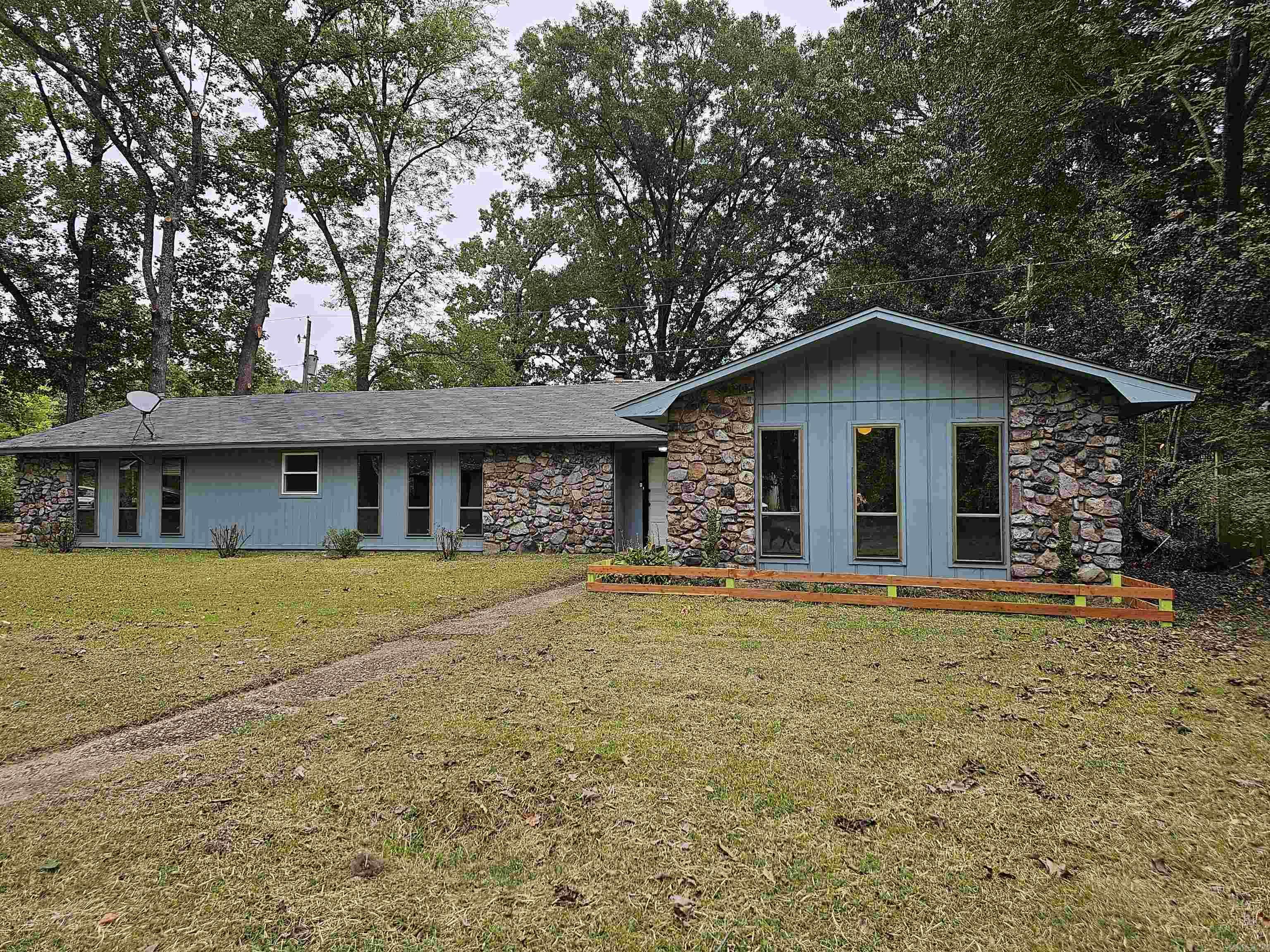 This newly updated four bedroom home is a great find. Roof, hot water heater, flooring, paint all new in 2023. Entergy is updated the home's energy efficiency to include new insulation in the attic. Located in a quiet neighborhood!