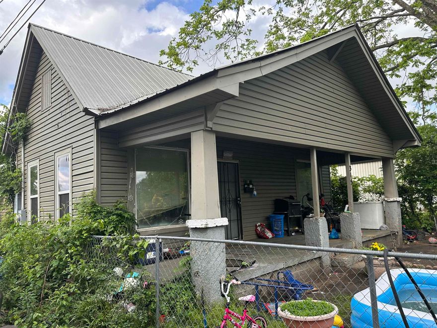 Argenta location with great potential for several ideas with this one! One of the last older homes in this curve within walking distance to everything Argenta has to offer! Call or text Kayla today: 501-379-0009. Being sold as-is. Agent see remarks.