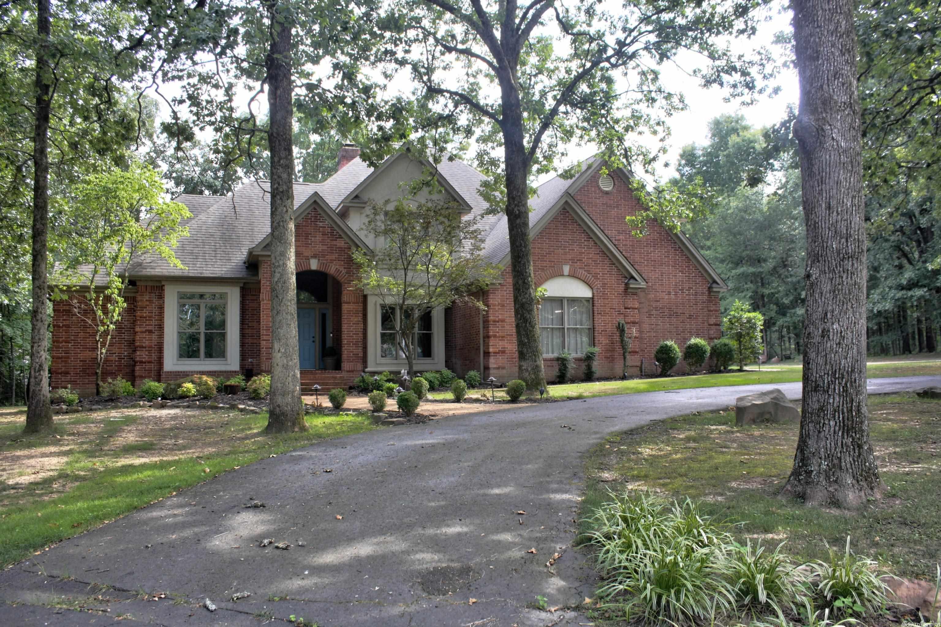 UCBL - 4 Bed - 2.5 Bath home with Office & formal dining room. Large screened-in back porch / sunroom.