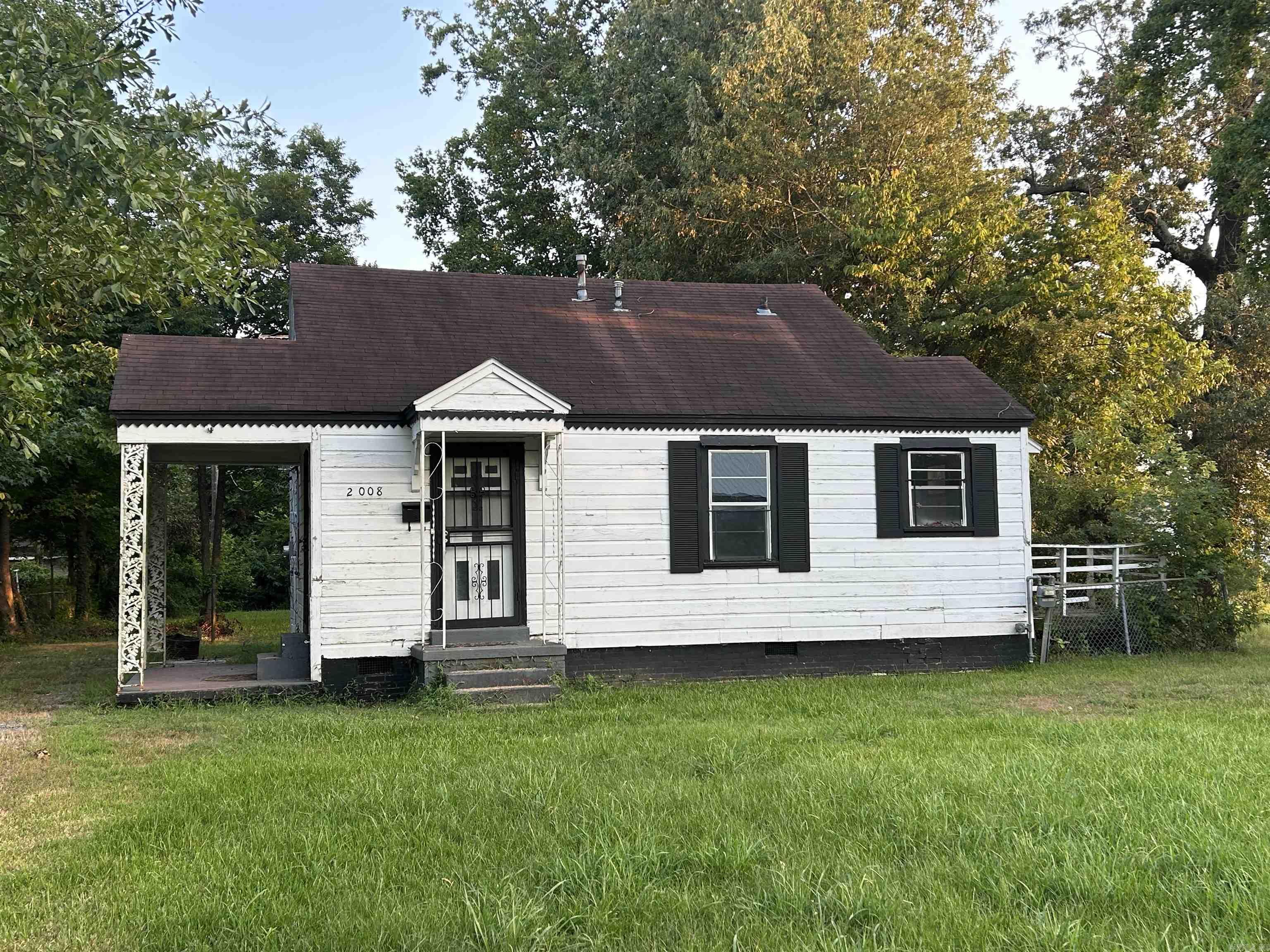 Investors! Take note of this opportunity in the center of town! This property is ideal for a novice or seasoned investor. Call today for more details.