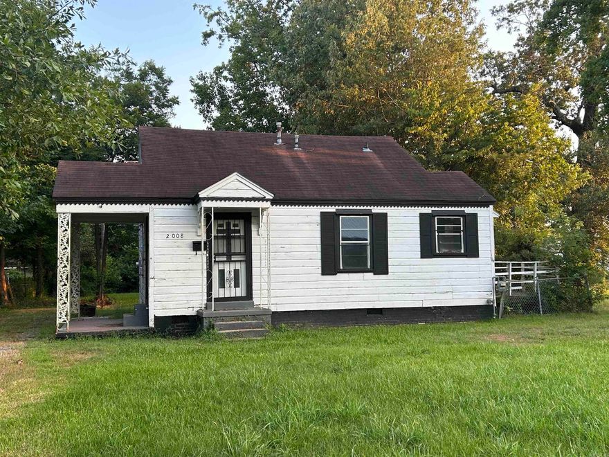Investors! Take note of this opportunity in the center of town! This property is ideal for a novice or seasoned investor. Call today for more details.