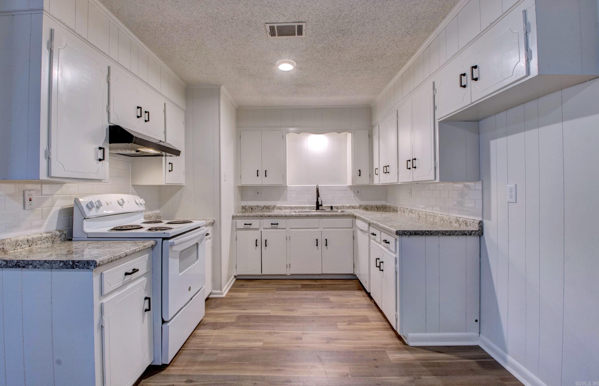 LE BETTE MANOR - Residential