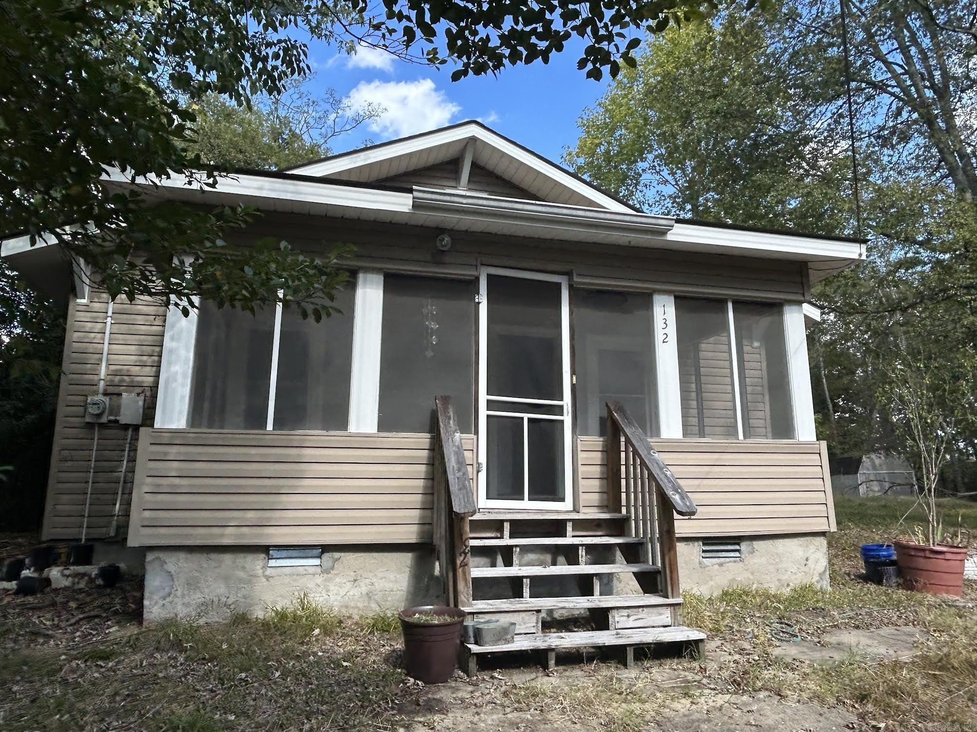 What a great home on a private, quiet, secluded street with a large yard and shed! Lots of updates, newer siding, roof and vinyl windows! This is a cutie! You will LOVE the screened in front porch! You feel like your away from it all but your really close to everything, including restaurants and shopping! Only 5 minutes to Historic Arlington Hotel and famous bathhouses!