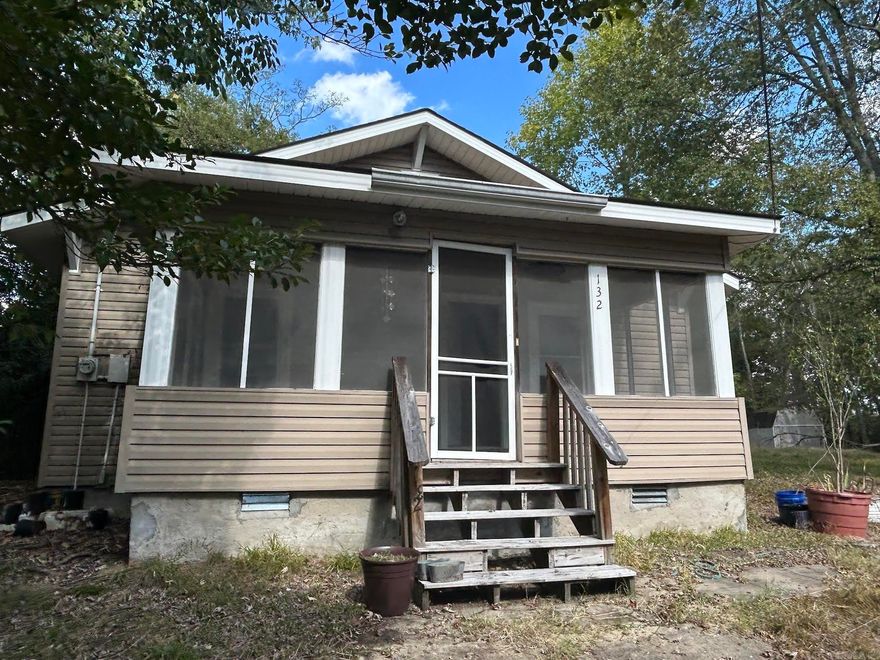 What a great home on a private, quiet, secluded street with a large yard and shed! Lots of updates, newer siding, roof and vinyl windows! This is a cutie! You will LOVE the screened in front porch! You feel like your away from it all but your really close to everything, including restaurants and shopping! Only 5 minutes to Historic Arlington Hotel and famous bathhouses!
