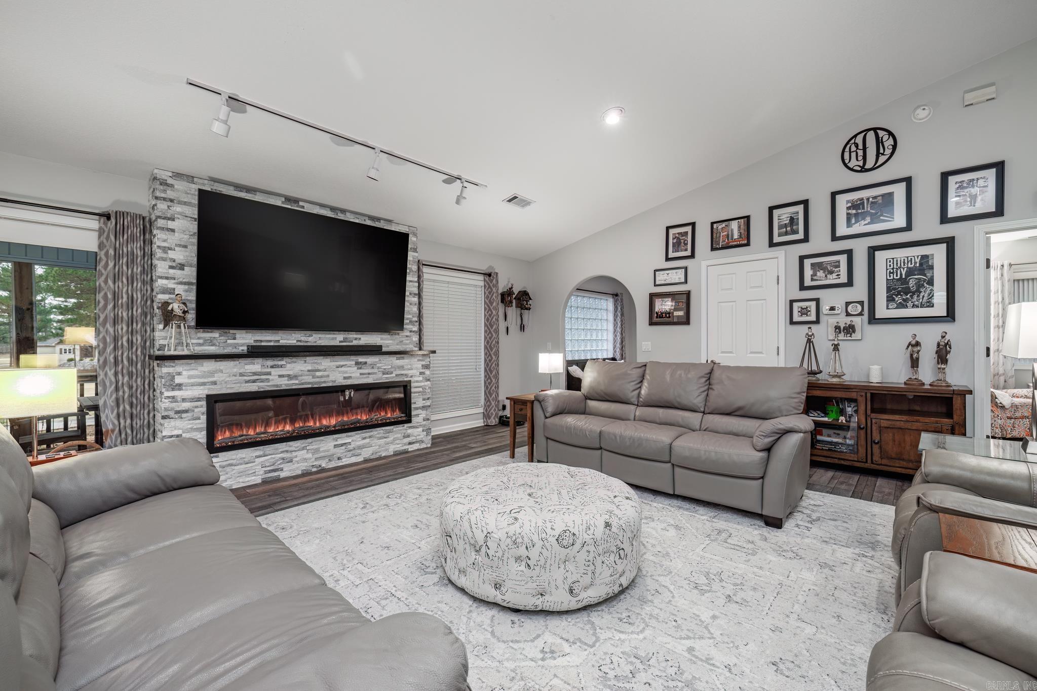 ISABELLA COURTS - Residential