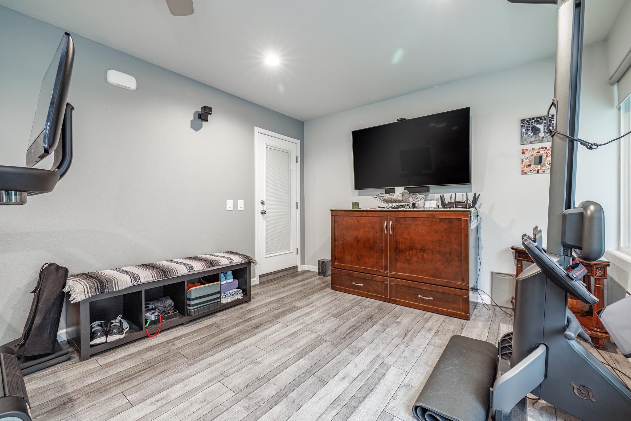 ISABELLA COURTS - Residential