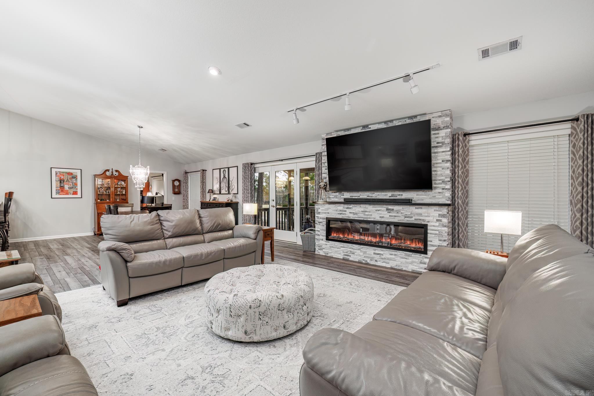 ISABELLA COURTS - Residential