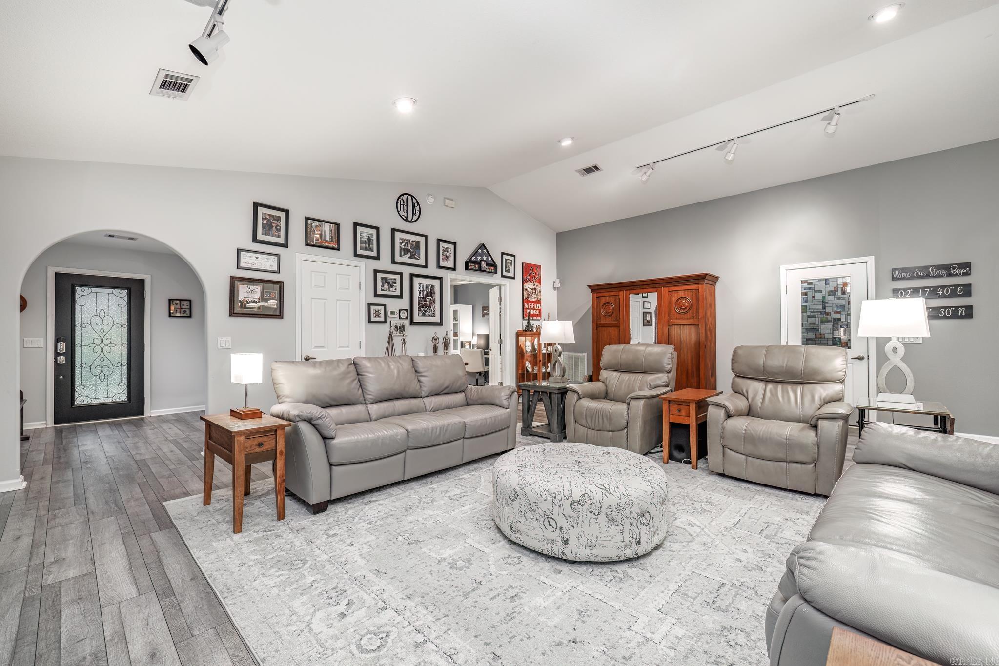 ISABELLA COURTS - Residential