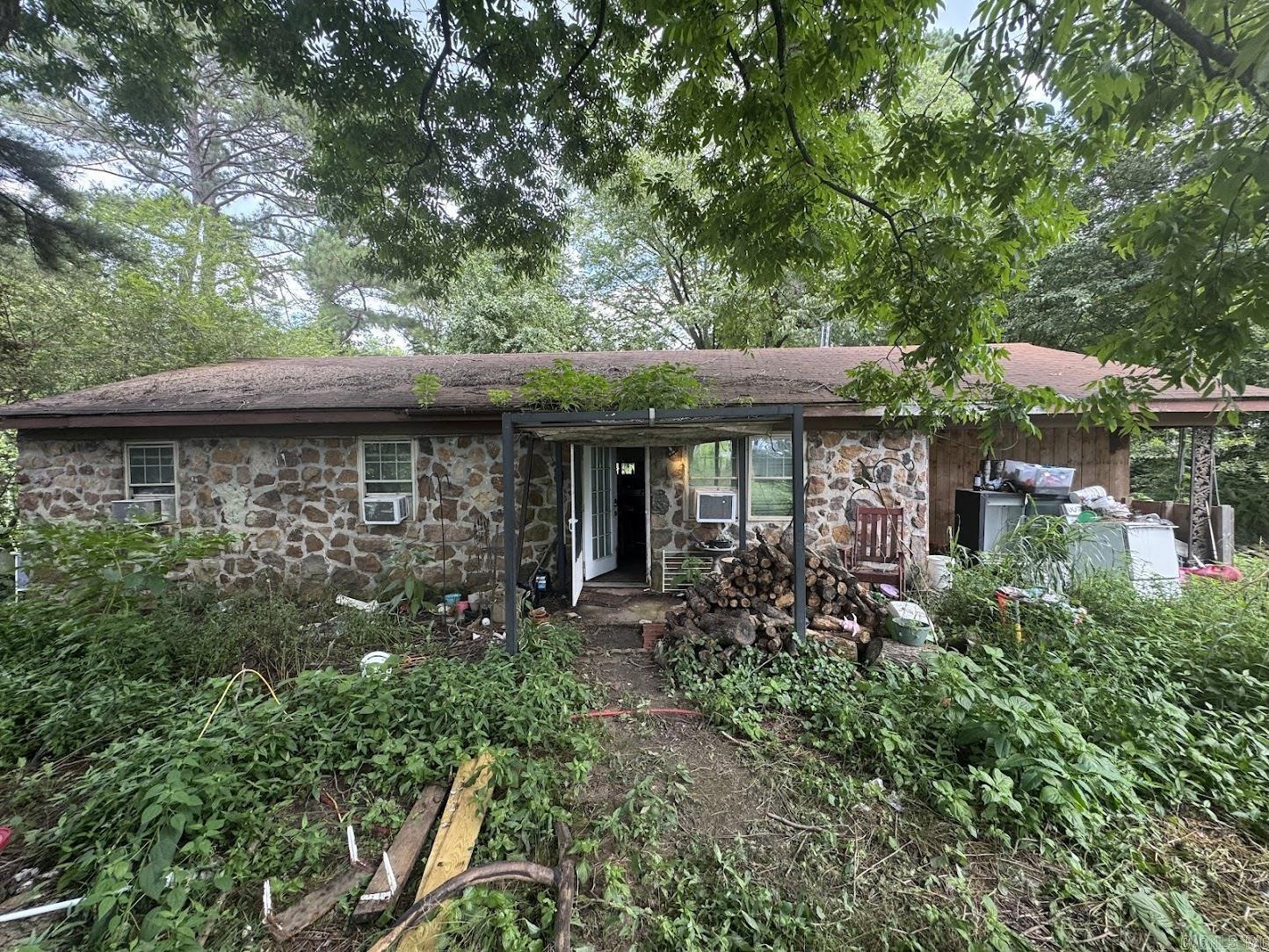 Affordable rural fixer upper on nearly an acre! This property offers the best of both worlds—peaceful country setting just minutes from town. With tons of potential, it’s perfect for investors or anyone looking for a project to make their own. Don’t miss this opportunity to build equity and create your dream space!