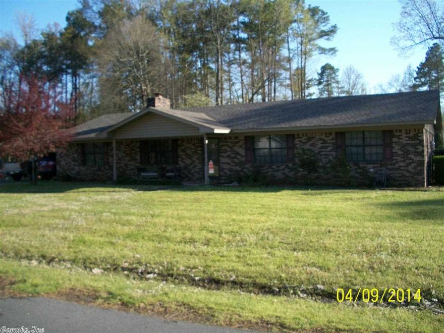 NICE FAMILY HOME WITH LARGE LOT. 3BR/2BA WITH 2144 SQUARE FEET, LARGE KITCHEN/DINING, LARGE LIVING ROOM WITH WBFP, LARGE DEN, LARGE STORAGE ROOM, DOUBLE CARPORT, NEW ARCHITECTURAL SHINGLES, NEW HOT WATER HEATER, EXTRA WIDE HALLWAY  CAN ACCODOMATE WHEELCHAIR ACCESS.