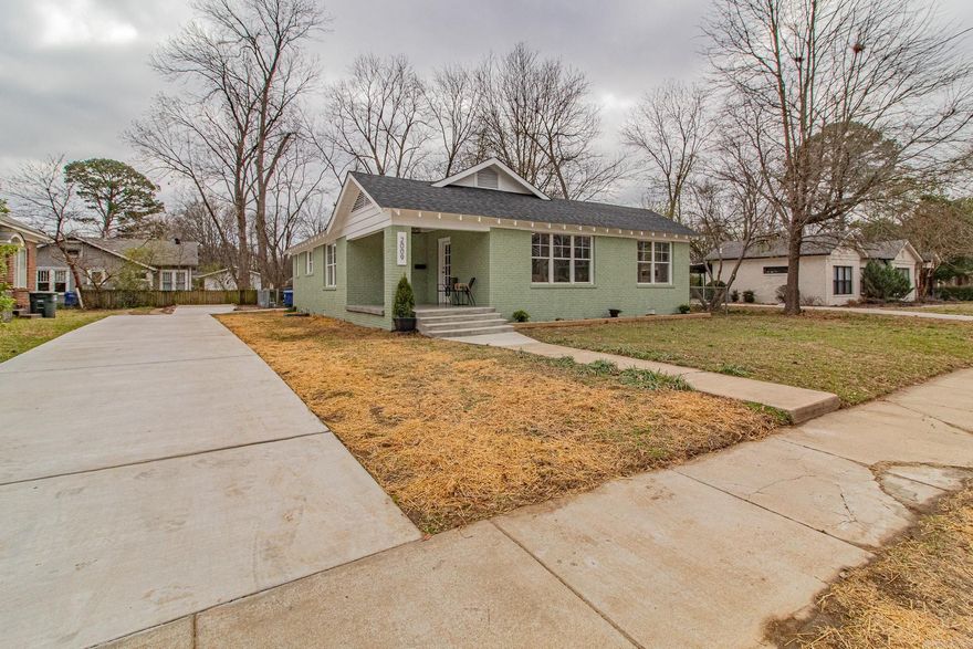 Perfect home to buy! Brand new paint thru out the house and brand-new paint on the exterior of the house! Brand new roof, brand new floors, brand new appliances, brand new hvac unit! Call today for a showing!!
