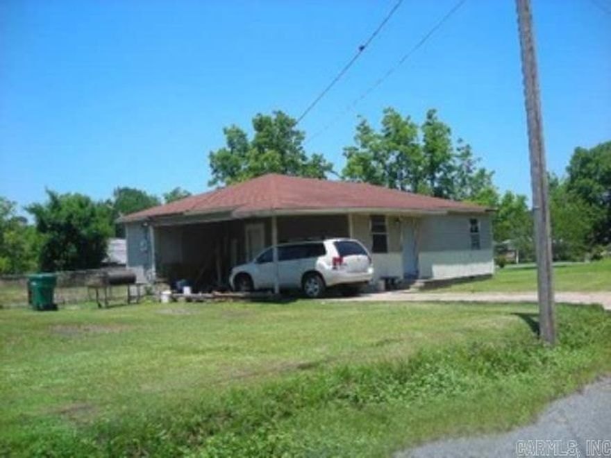 INVESTOR SPECIAL with great potential! Property offers an opportunity for rental income, renovation, or resale. Conveniently located near local amenities, shopping, schools, and major roadways. Ideal for investors or buyers looking to add value. Property to be sold as-is. Agents see remarks.