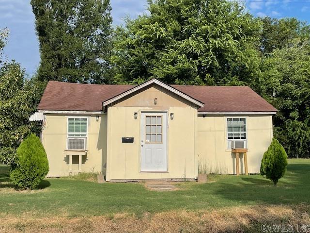 This is a great tiny home that has been completely renovated with 2 bedrooms, a laundry/bath open kitchen and living area side entry with one car parking. located on a double lot on the corner.