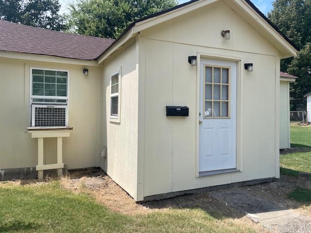 This is a great tiny home that has been completely renovated with 2 bedrooms, a laundry/bath open kitchen and living area side entry with one car parking. located on a double lot on the corner.