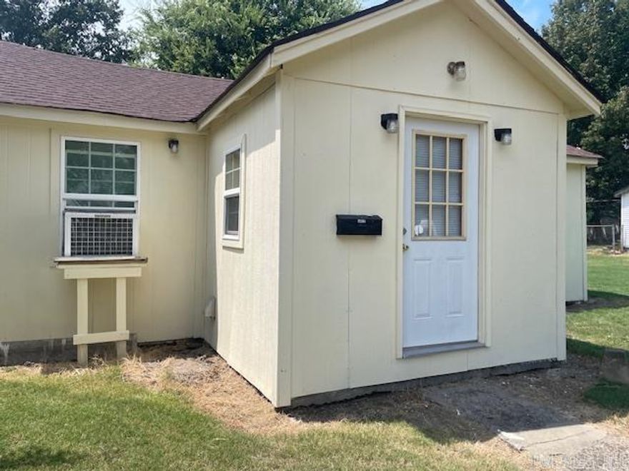 This is a great tiny home that has been completely renovated with 2 bedrooms, a laundry/bath  open kitchen and living area side entry with one car parking.  located on a double lot on the corner.