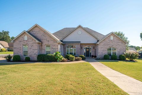 Photo of 207 QUAIL RIDGE Drive, Hot Springs, AR 71901 (MLS # 26024051)