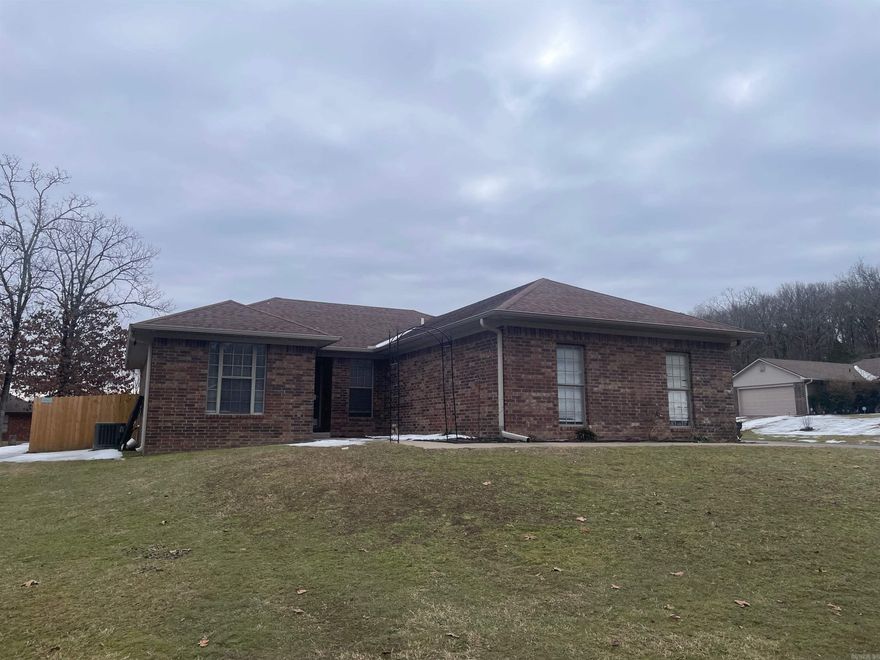 A real cutie in the popular Milestone Subd! SOOOO convenient to UCA and I'40. Concrete floors. all appliances convey. Lots of recent updates.