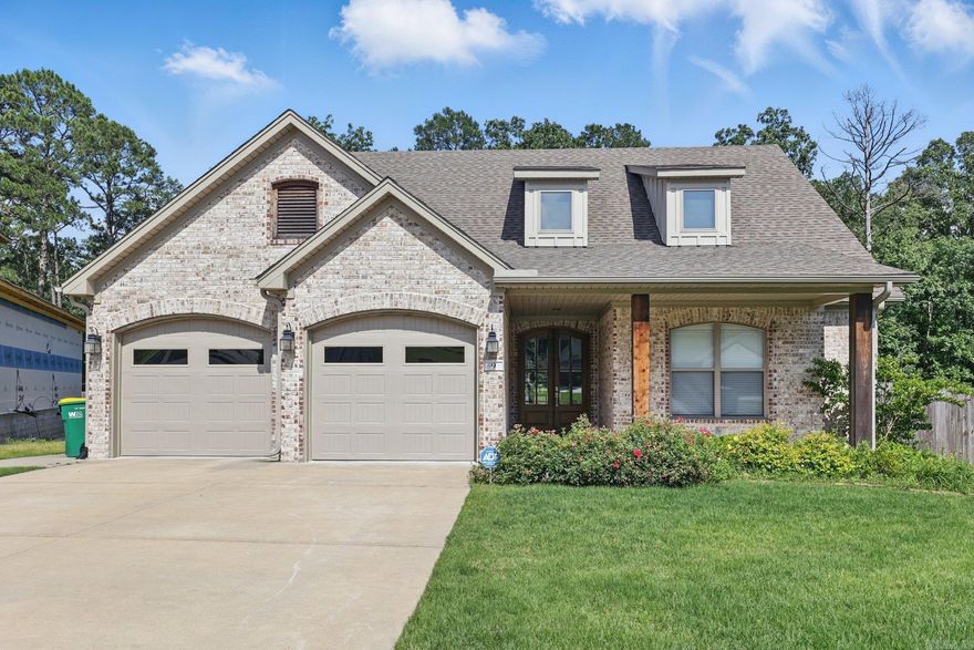 This stunning 1.5-story transitional home in West Little Rock backs to serene trees on a private, pie-shaped cul-de-sac lot! Featuring open-concept living, custom kitchen cabinetry, stainless appliances, gas fireplace, 3 full baths, spacious beds with walk-in closets, and a covered patio made for relaxing. Move-in ready & made for entertaining!