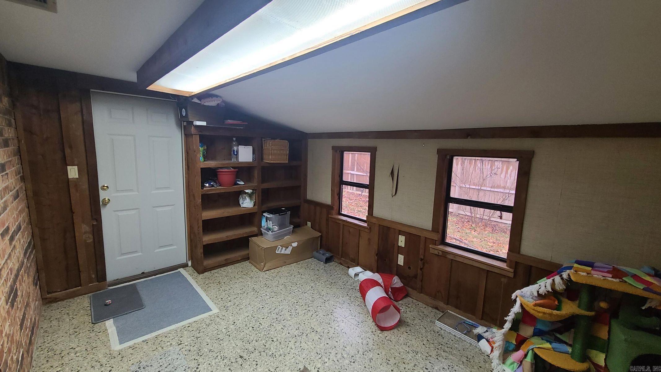 UNIVERSITY EST - Residential