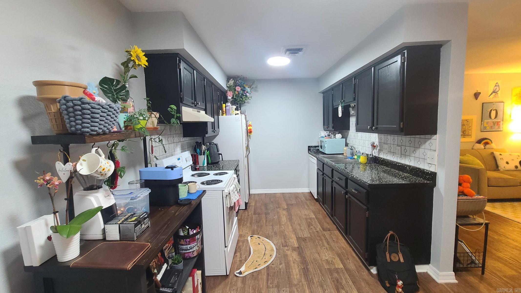 UNIVERSITY EST - Residential