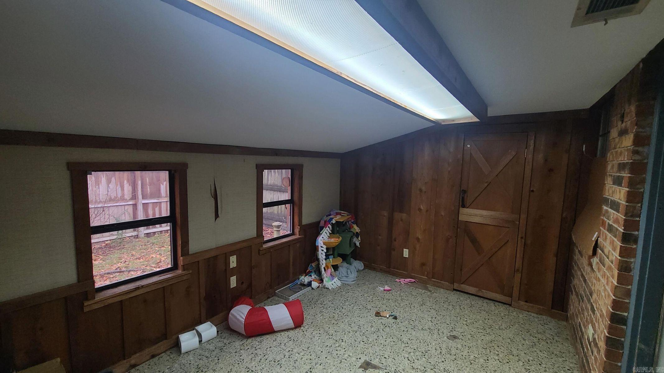 UNIVERSITY EST - Residential