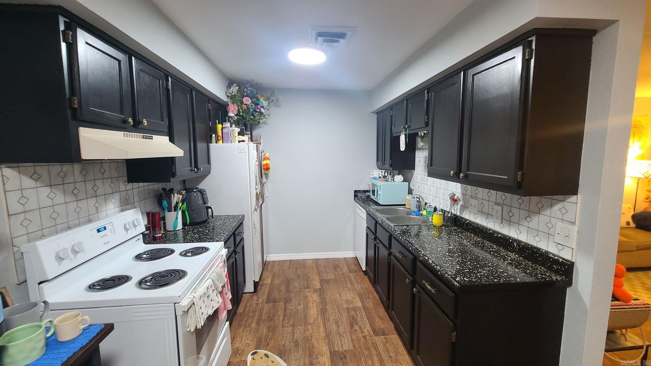 UNIVERSITY EST - Residential