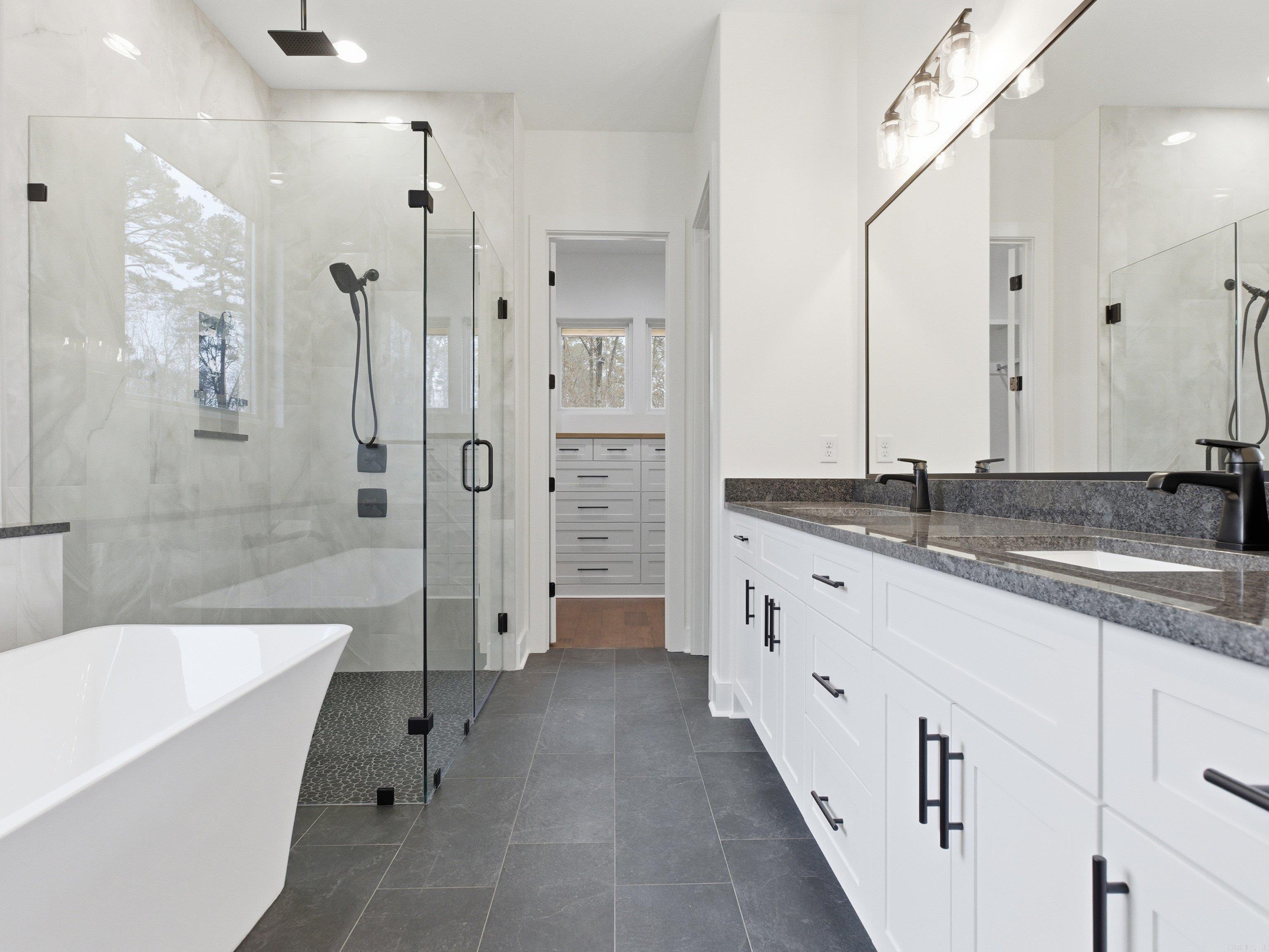 AVILLA MANOR - Residential