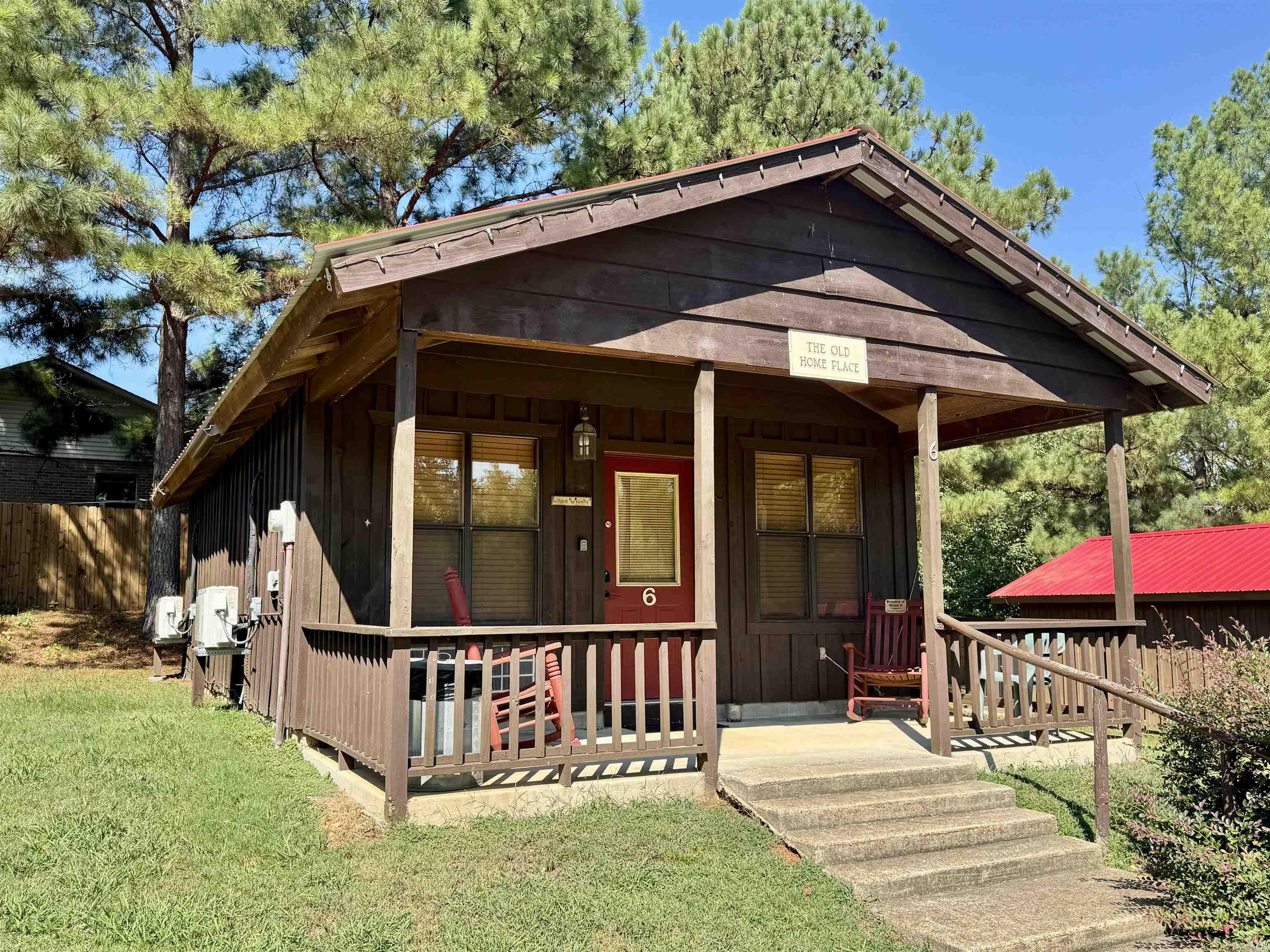 This is a beautiful 1-bedroom, 1-bath cabin, right in the heart of the Mountain View. This phenomenal retreat offers a serene escape to relax and enjoy all the town of Mountain View has to offer. Including shopping, restaurants, a movie theater, hiking trails, fishing, kayaking, and much more! The courthouse square is just a short walk away, where the famous Folk music is played on most weekend nights. Also, just a short drive away from The Ozark Folk Center State Park, Blanchard Springs Caverns, and the famous White River. This is a must-see property, call today to come take a look for yourself!