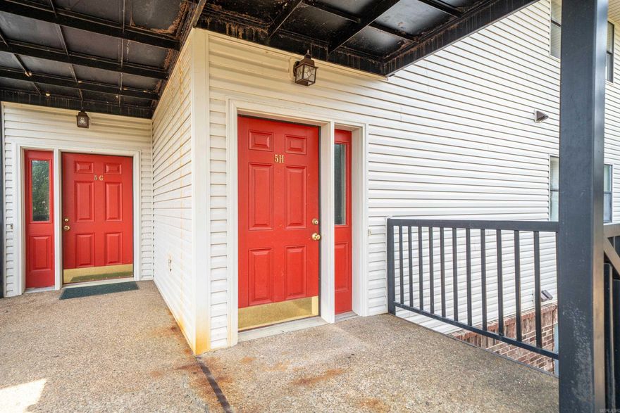 Great Lake views in this 2 bedroom 2 bath condo at Emerald Isle with many amenities besides the pool, including the beach and many games, grilling & dining area, fire pit. Located in the heart of Hot Springs dining & shopping, Jose’s on Central, only 7 minutes to Oaklawn. This unit includes new floors, new refrigerator, with great upper views of Lake Hamilton.
