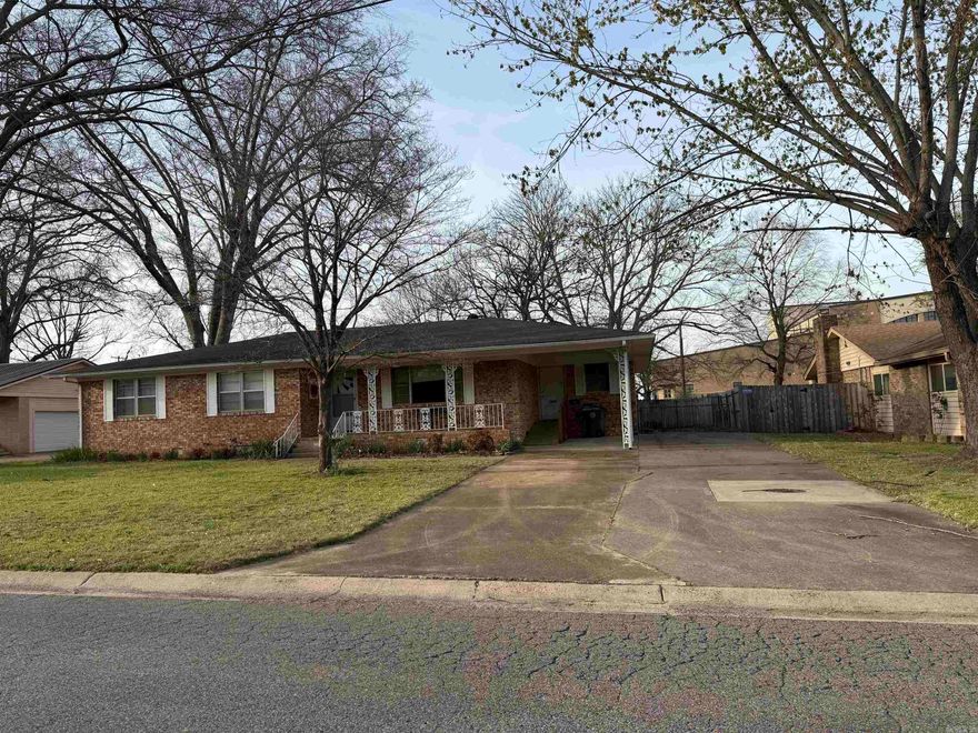 Located close to Searcy High School in Lambert Terrace, this 3 bed/2 bath home has good bones and could use some TLC. Enjoy the beautiful trees and friendly neighborhood.