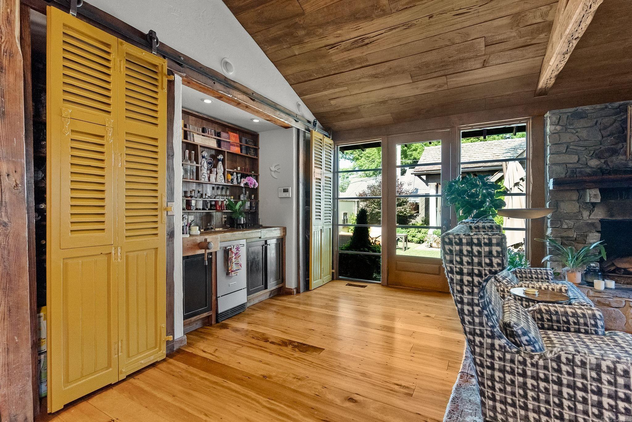 COUNTRY CLUB HGTS - Residential