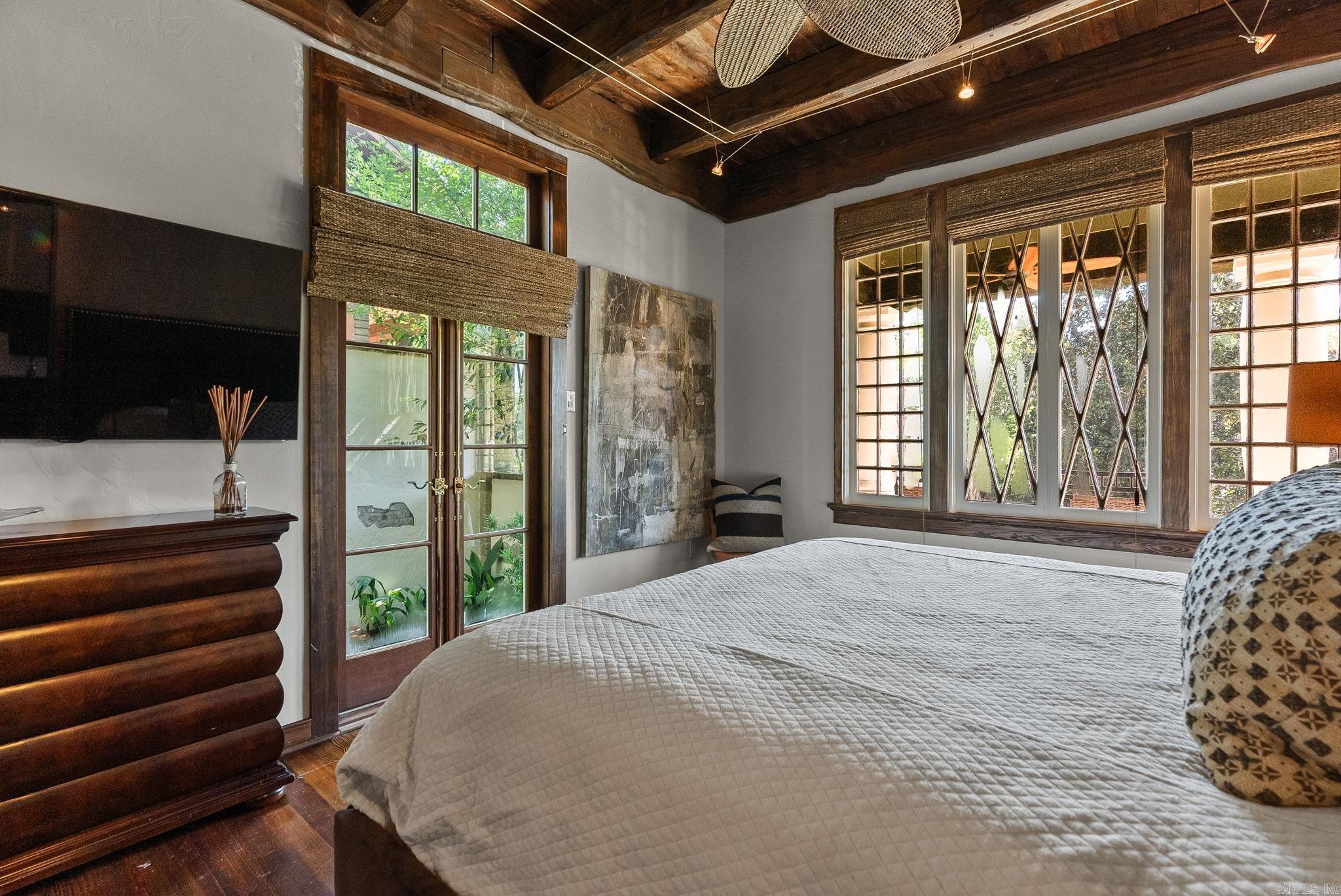 COUNTRY CLUB HGTS - Residential