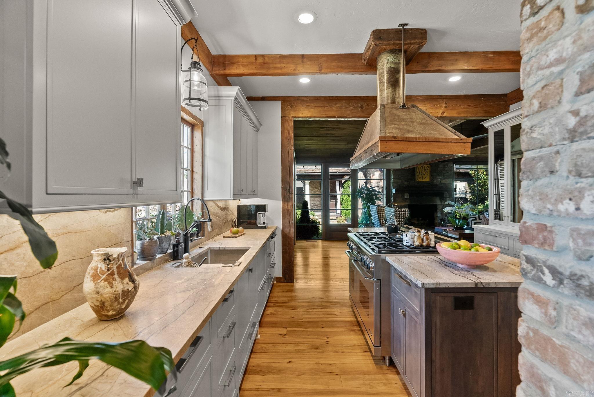 COUNTRY CLUB HGTS - Residential