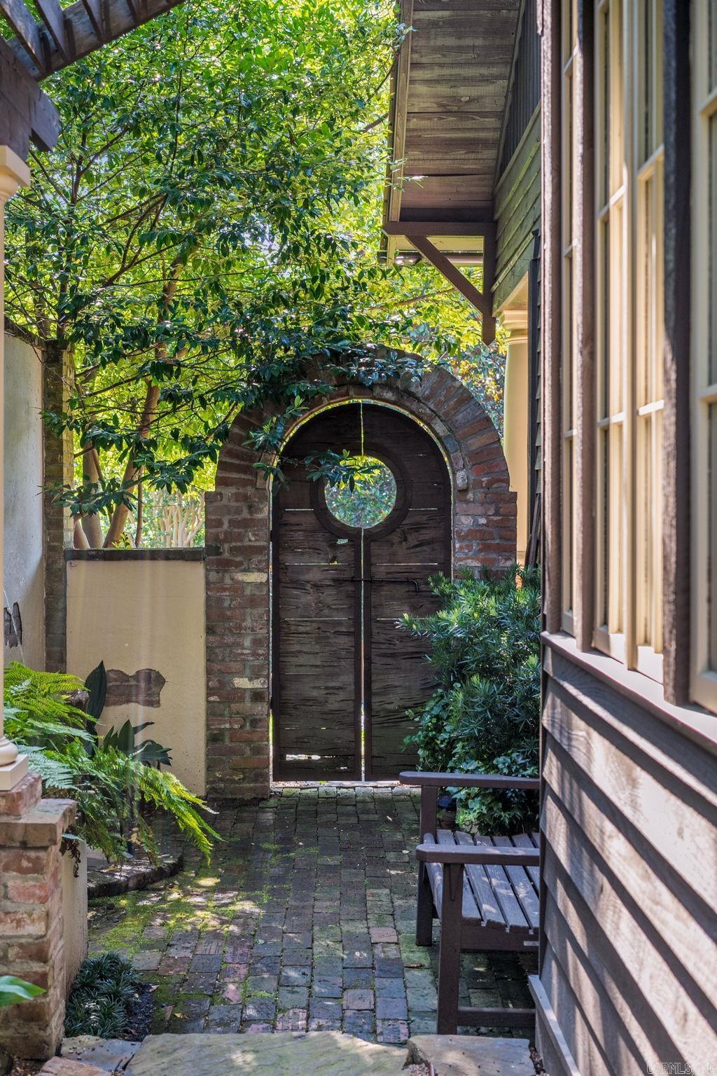 COUNTRY CLUB HGTS - Residential