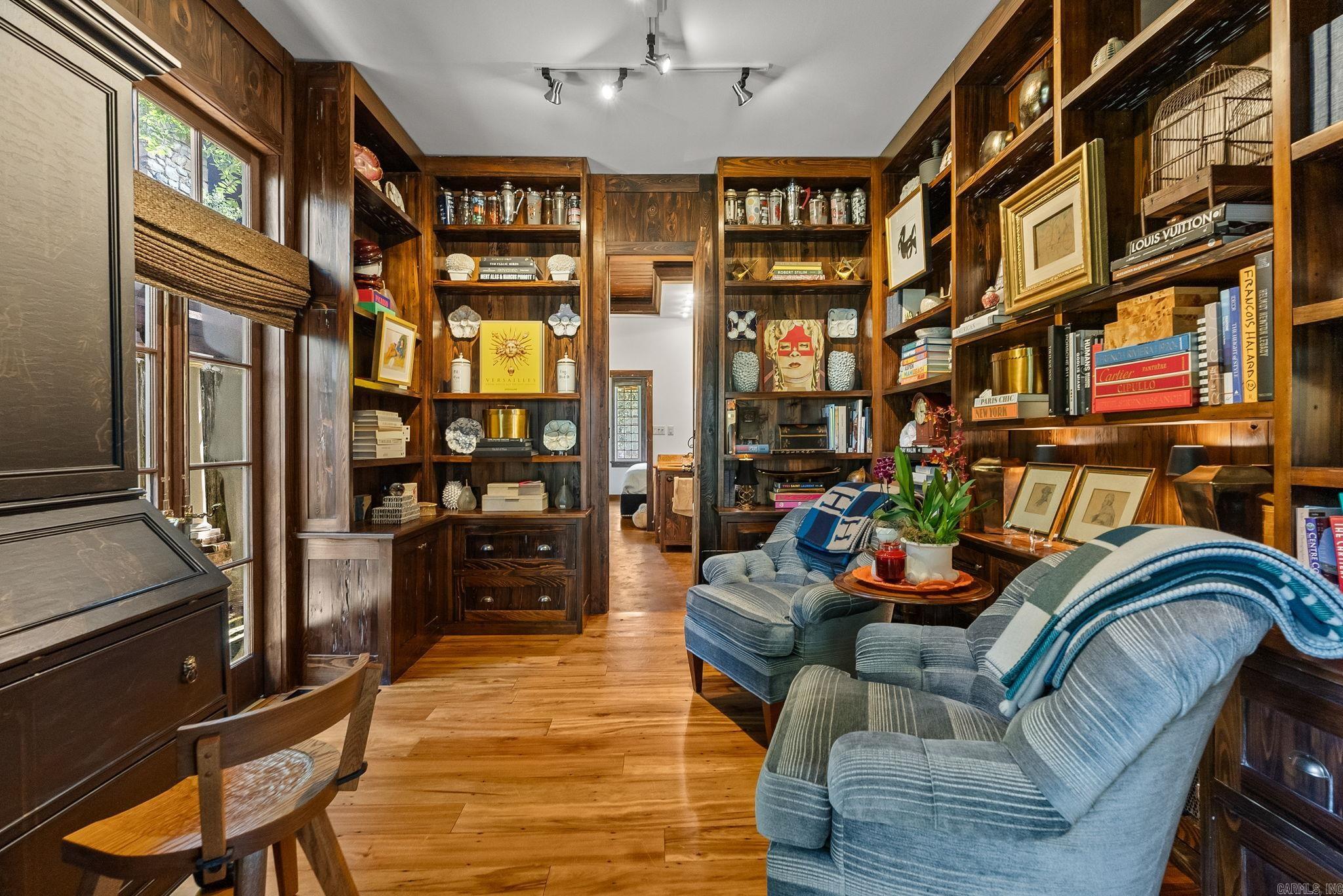 COUNTRY CLUB HGTS - Residential