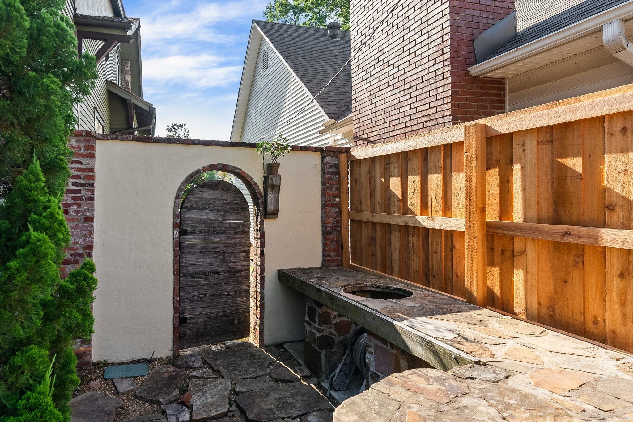 COUNTRY CLUB HGTS - Residential