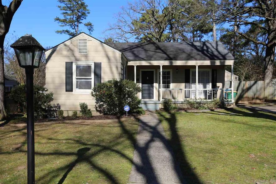 Beautiful 2 bedroom 2 bath Heights dollhouse, original doorknobs from when the house was first built, large LR with gas fireplace, large eat-in kitchen.  Deck w/private backyard and a picnic bench.