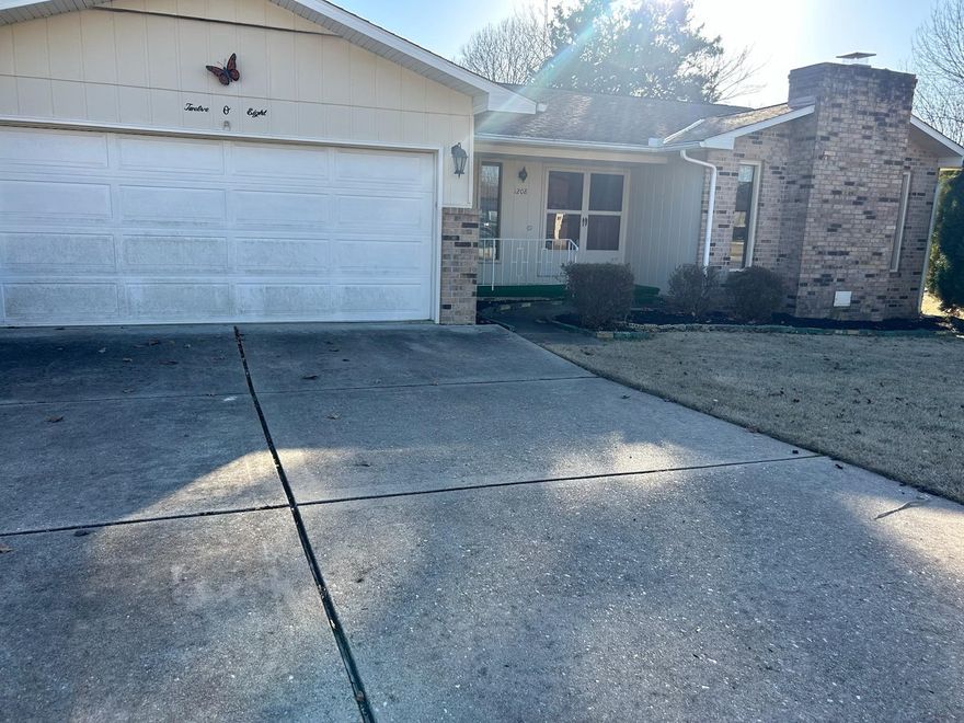 2 Bed/2 Bath brick and vinyl home  located in Mtn. Home, AR.