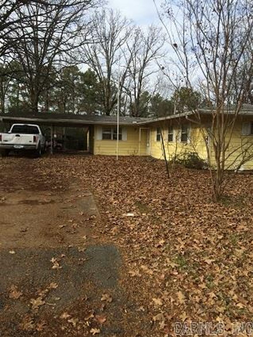 This older 3 bed 2 bath home is in a great area close to shopping and entertainment, golf courses, lakes and main highway arteries.  This home has been upgraded with new carpet, Interior paint and new roof.  This is a great buy and any great buy is worth a GOOD LOOK!  This a Freddiemac home and as such homeowner occupants gets first look.  Time for first look expires 4/22/2015.  After expiration any interested party can make offer.