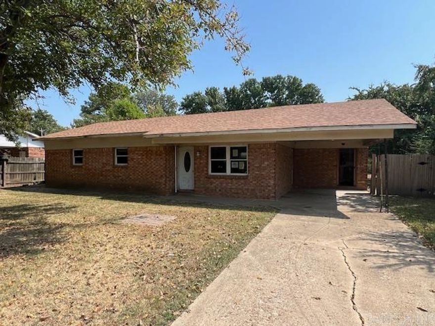Investment Opportunity alert!! This property is close to the school and a wonderful opportunity for the savvy investor.   Slab Foundation single family residential property with three bedrooms one bathroom.
