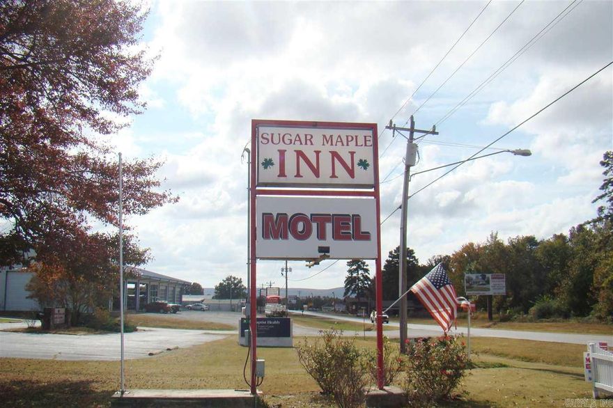 2 Bedrooms, centrally located to shopping, fishing & restaurant. Great for Business Office or Professional Service. Also great rental for tourist & fishing. Sq. Ft. approx. measuring encouraged.