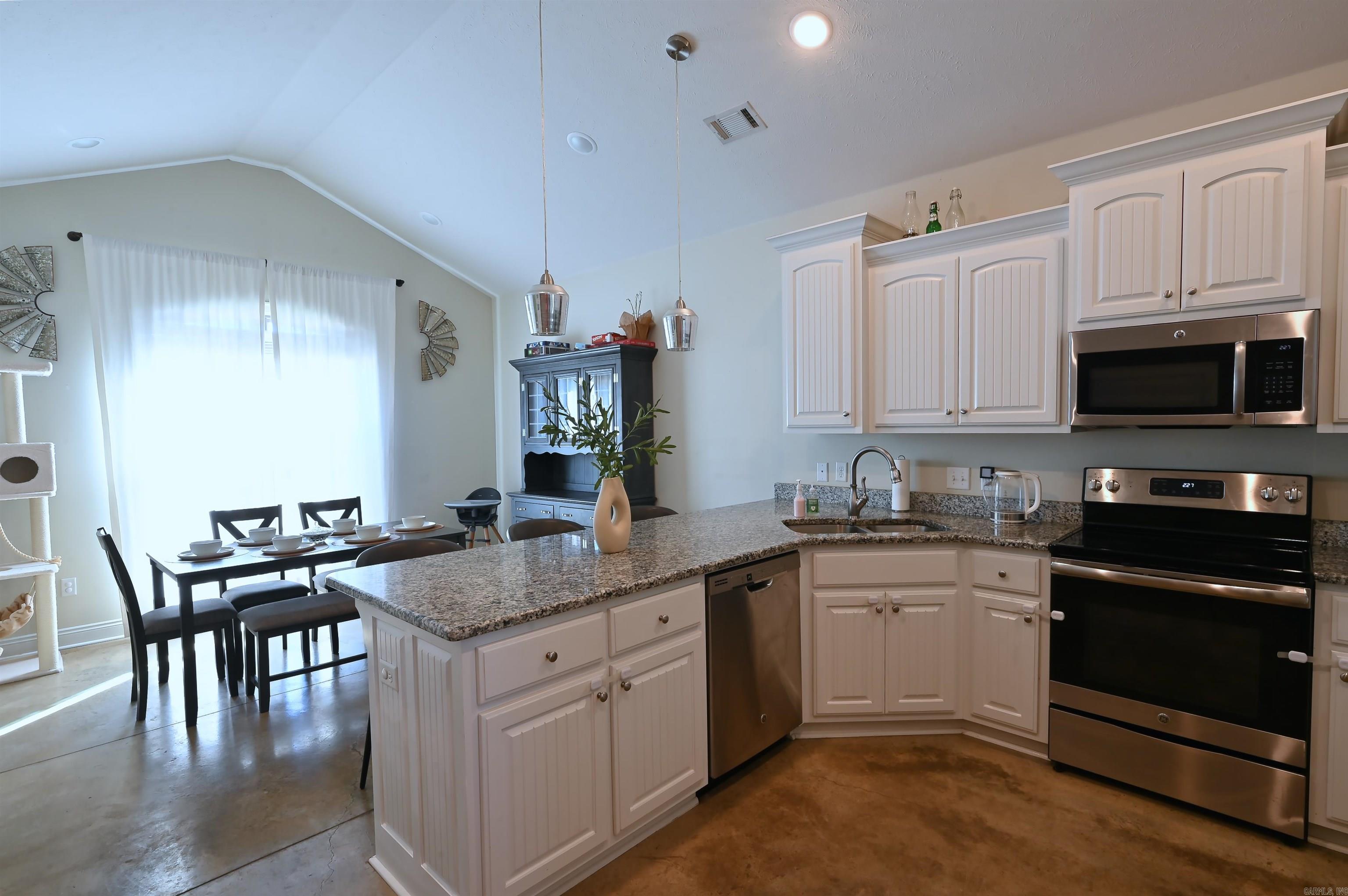 SADDLE CREEK - Residential