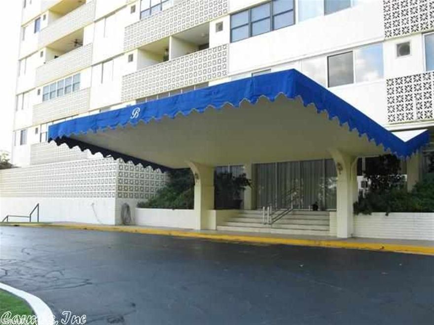 Updated kitchen appliances and new paint in this 2 bedroom / 2 bath Lake Hamilton main channel condo. The gated spacious complex has extensive landscaping, a fitness room, tennis court and one of the best pools on the lake. Boat stall and covered parking are included in price. The lake views are amazing from the screened in porch.