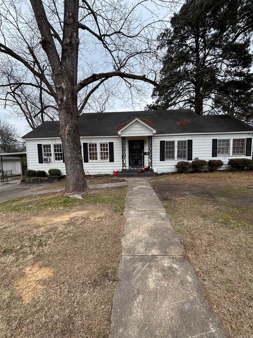 Conveniently located in Malvern with easy access to I-30, downtown, shopping and schools. Situated on a spacious lot in an established residential neighborhood.